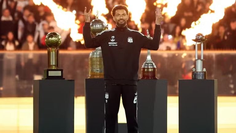 Colo-Colo apresenta goleiro Vozinha em evento com mais de 35 mil torcedores