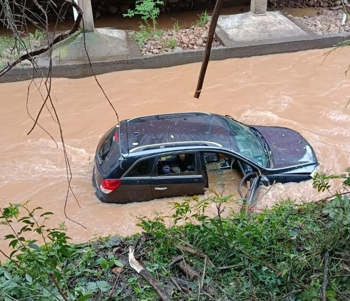 Mulher é resgatada após carro cair no Rio do Tigre em Joaçaba