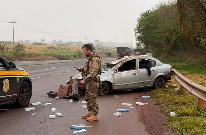 Motorista é preso após capotar carro com 5 mil maços de cigarros contrabandeados em Toledo