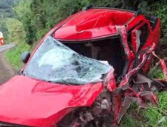 Acidente entre caminhão e dois carros deixa duas pessoas feridas em Coronel Freitas