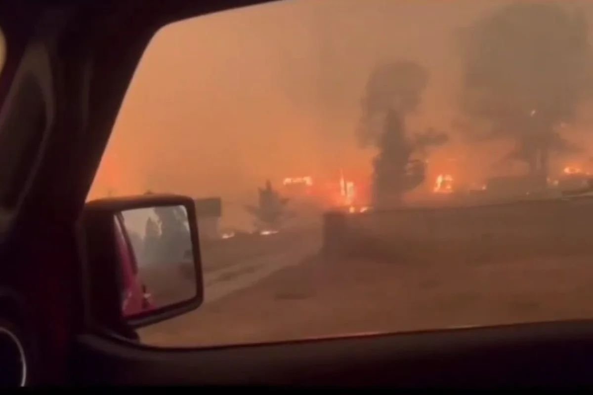 Incêndio florestal força evacuação de mais de 20 mil pessoas no Canadá