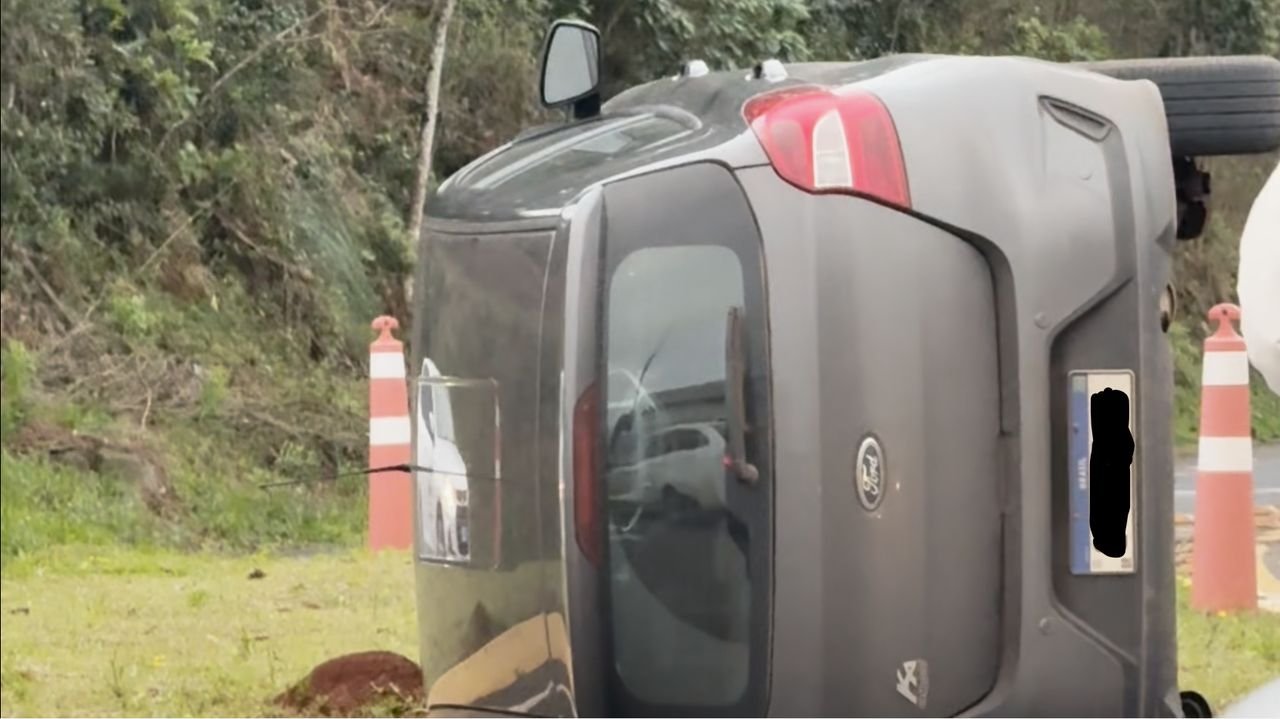 Acidente na SC-283 em Chapecó envolve Ford Ka e Fiat Strada