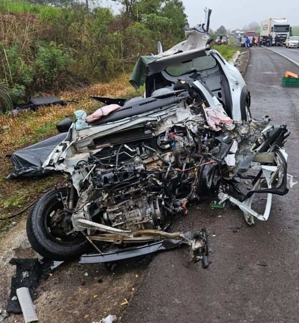Mulher de 63 anos morre em colisão frontal entre carro e caminhão na BR-282