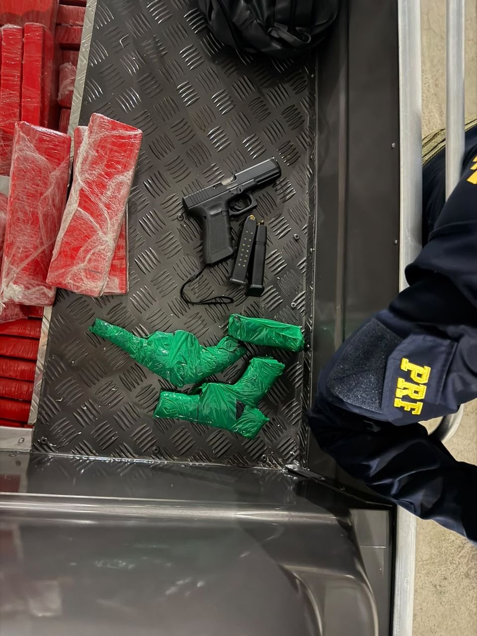 PRF apreende 380 quilos de maconha e três armas em Maringá, Paraná