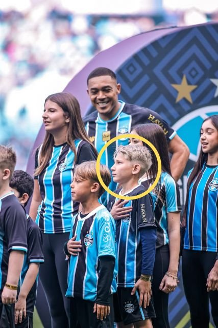Criança de Maravilha entra em campo com jogadores do Grêmio em Porto Alegre