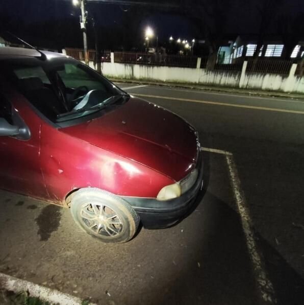 Adolescente fica ferido em acidente entre carro e motocicleta em Campo Erê