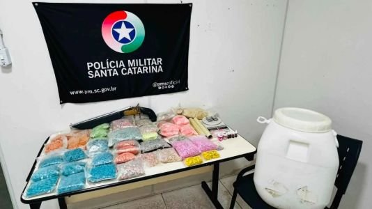 Homem com mandado por homicídio é preso com 24 mil comprimidos de ecstasy em Blumenau