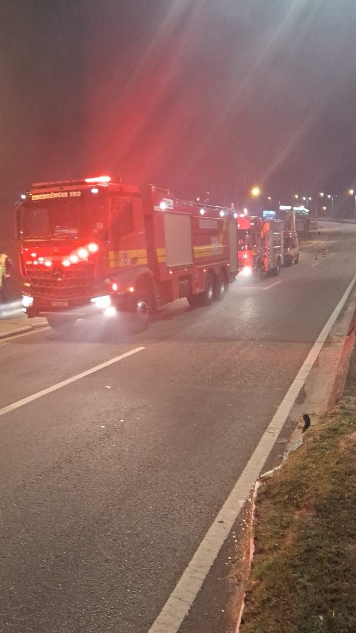 Incêndio atinge oficina mecânica e destrói veículos em Florianópolis