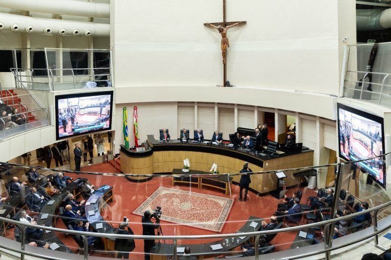 Alesc homenageia Fecomércio-SC, Sesc e Senac em sessão especial