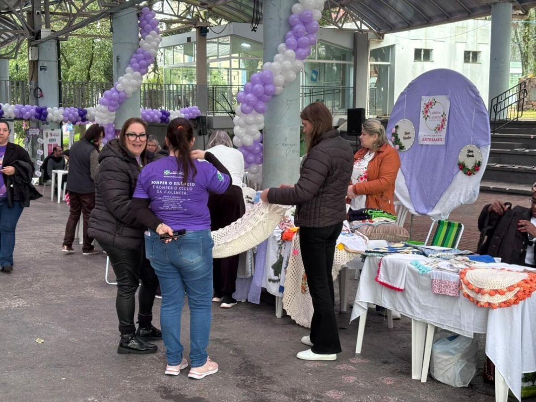 Ônibus Lilás leva orientação e serviços às mulheres na Praça Central