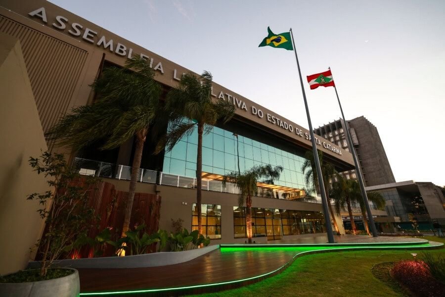 Alesc aprova atendimento prioritário para pessoas com epilepsia e extinção da Cohab/SC