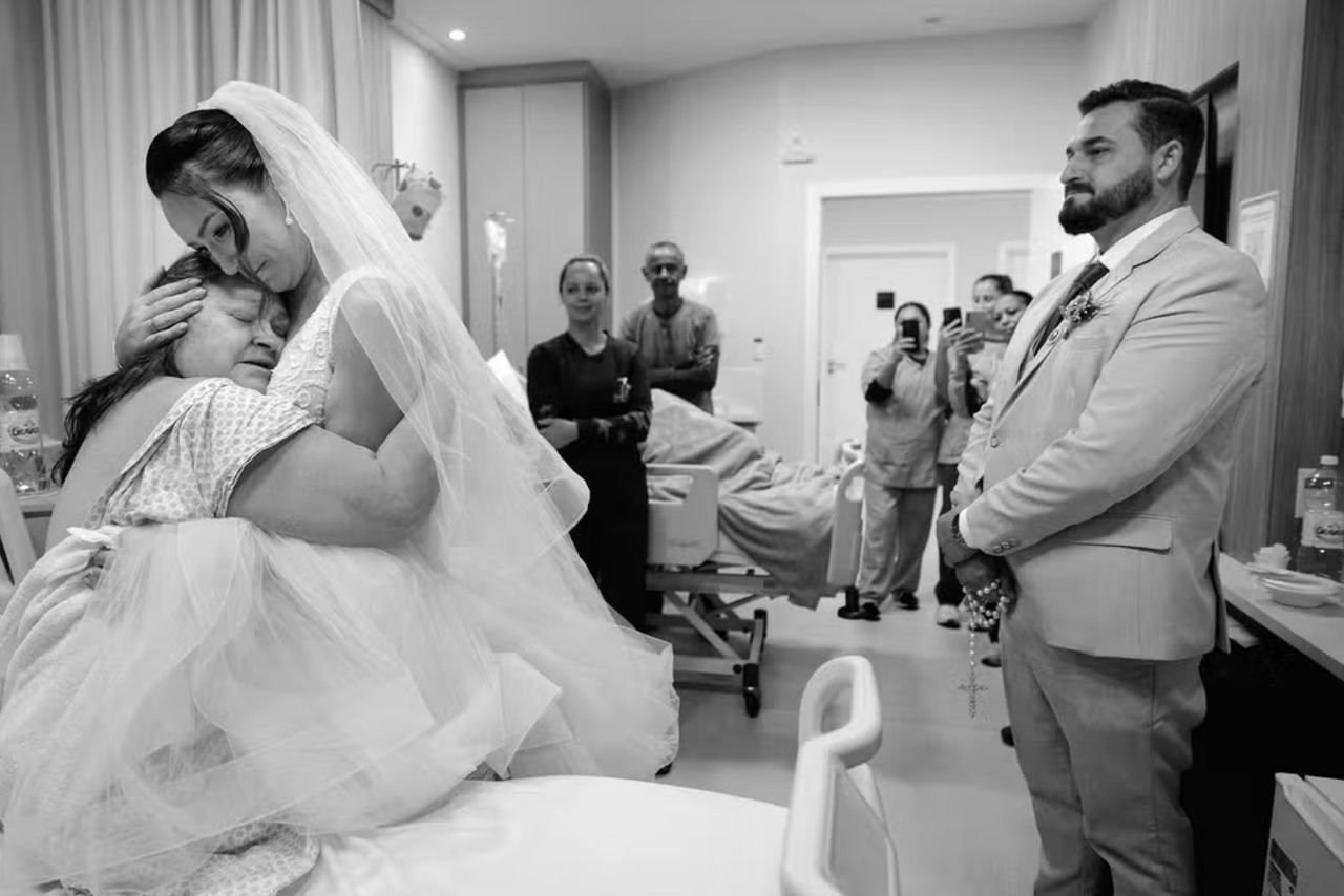 Noivos visitam mãe da noiva no hospital durante festa de casamento em SC