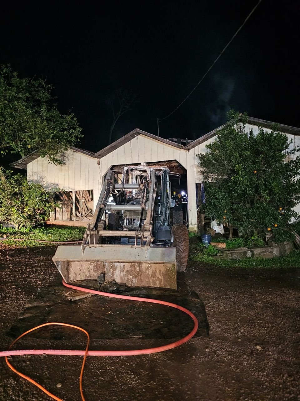 Incêndio atinge galpão e danifica equipamentos agrícolas em Itapiranga