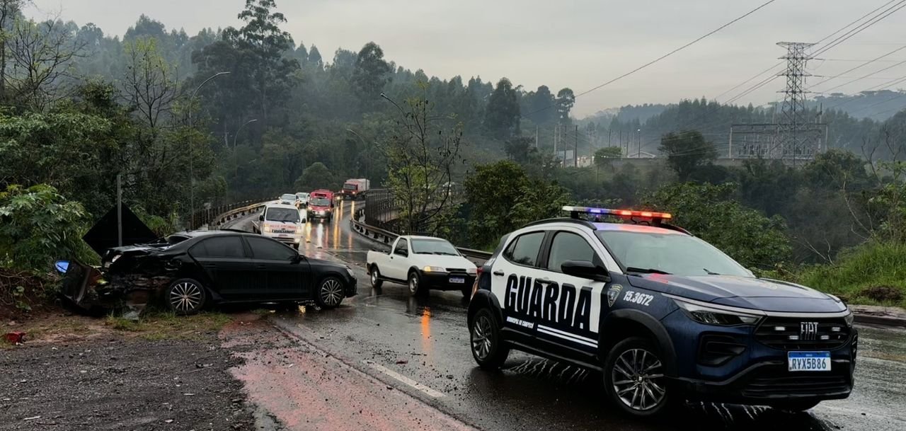 Acidente entre Jeta e Palio é registrado no Contorno Viário Oeste em Chapecó