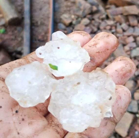 Granizo atinge municípios do Extremo-Oeste de SC durante temporais