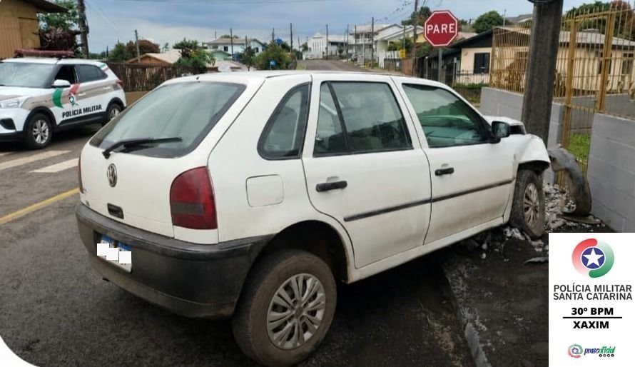 Motorista perde controle e colide com poste em Xaxim após desvio de motociclista