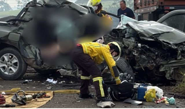 Acidente entre carro e caminhão deixa dois mortos e interdita BR-470 em Pouso Redondo