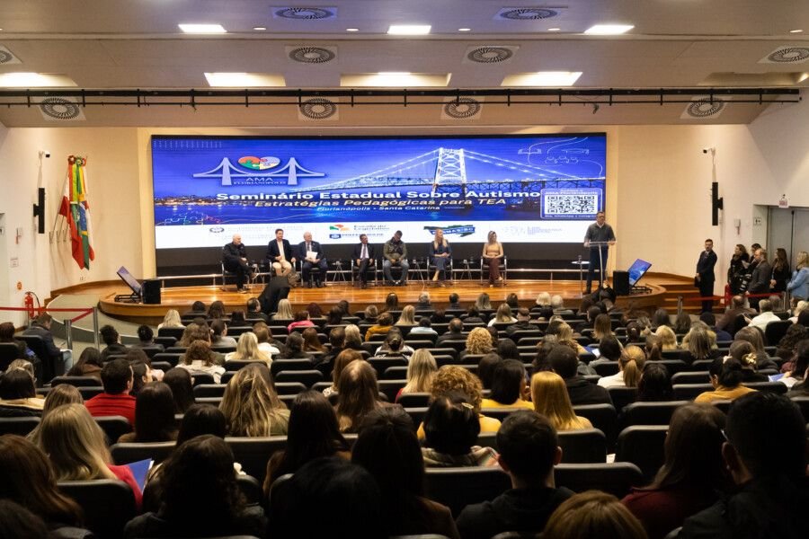 Seminário em Santa Catarina debate inclusão escolar de pessoas com autismo