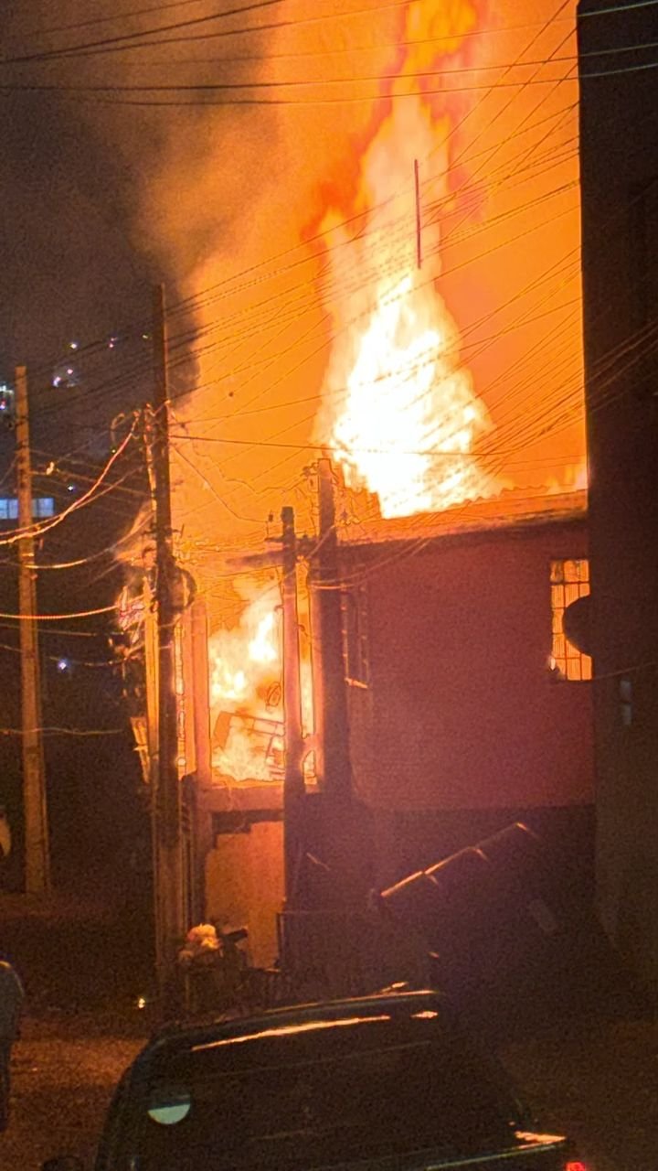 Incêndio em residência deixa duas pessoas queimadas em Chapecó