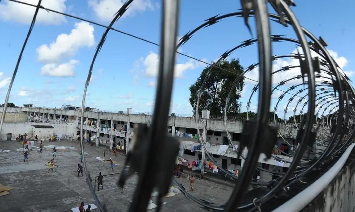 Polícia Penal apreende Starlink, celulares e drogas em presídios do RJ