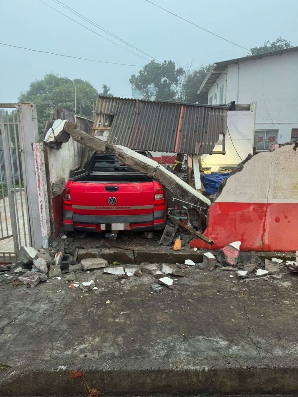 Acidente com Saveiro causa desabamento de garagem em Campos Novos