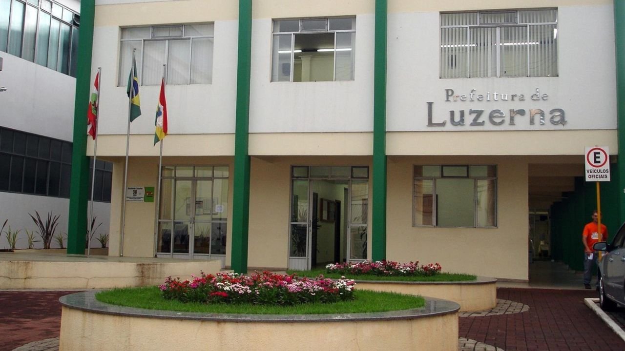 Servidora da Prefeitura de Luzerna é suspensa após irregularidades na folha de pagamento