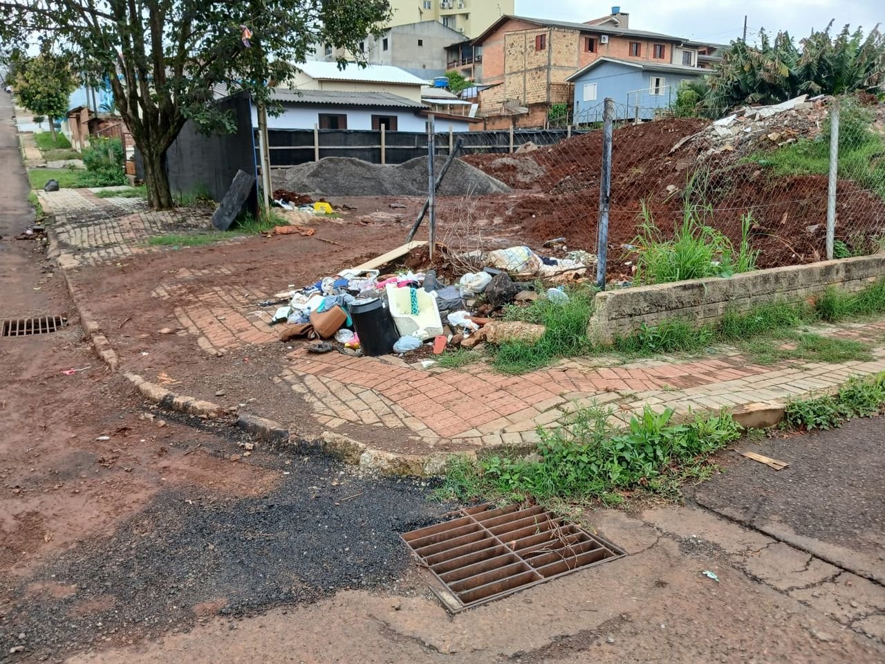 Denúncia aponta descarte irregular de lixo no bairro Bela Vista em Chapecó