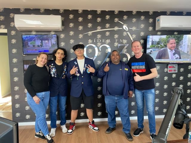 Intercambista de Taiwan visita Líder FM e jovem de Maravilha se prepara para viagem