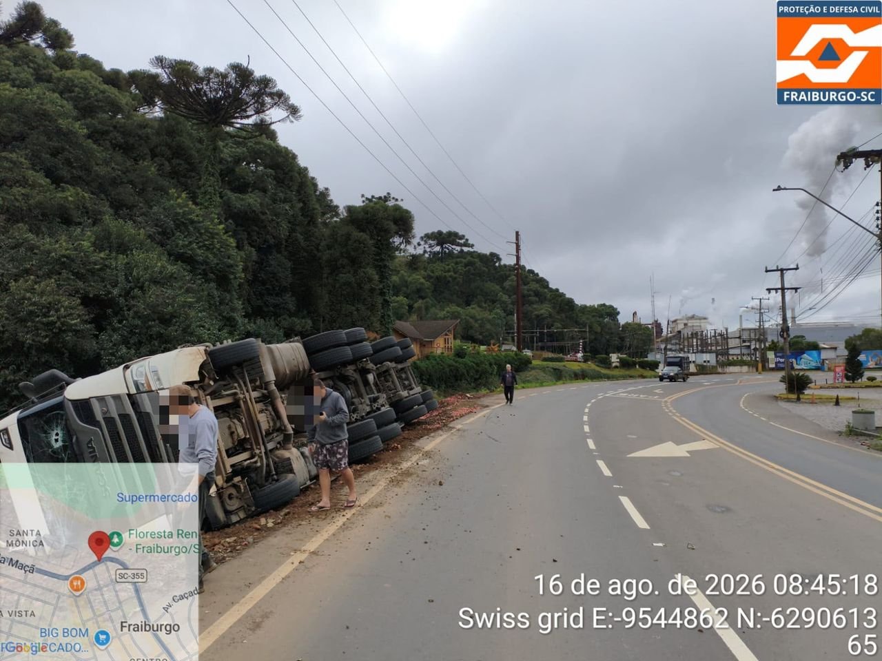 Carreta carregada com papel tomba na SC-355 em Fraiburgo