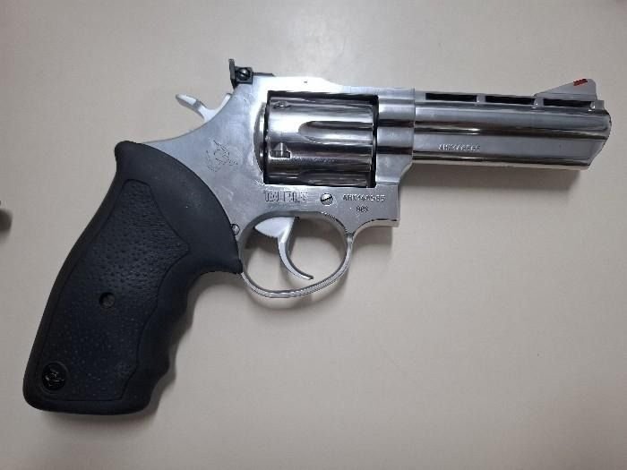 Homem é conduzido após denúncia de violência doméstica e armas são apreendidas em Luzerna