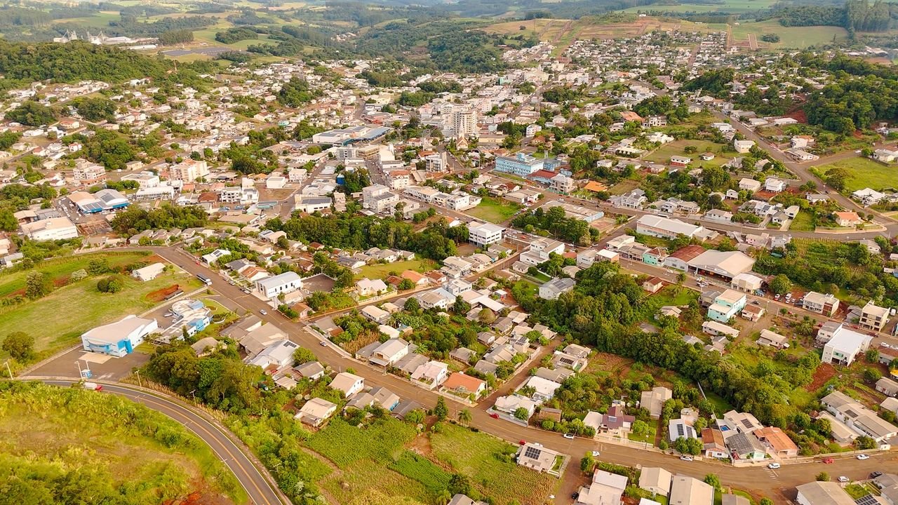 Mulher é encontrada morta com tiro no rosto em Palmitos; adolescente é apreendido