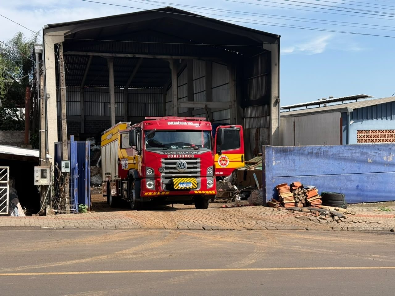 Princípio de incêndio atinge ferro-velho em Chapecó