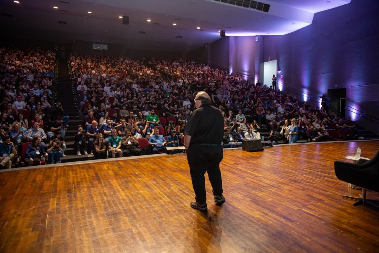 Semana de Inovação de Chapecó é aberta com palestra de Sérgio Sacani
