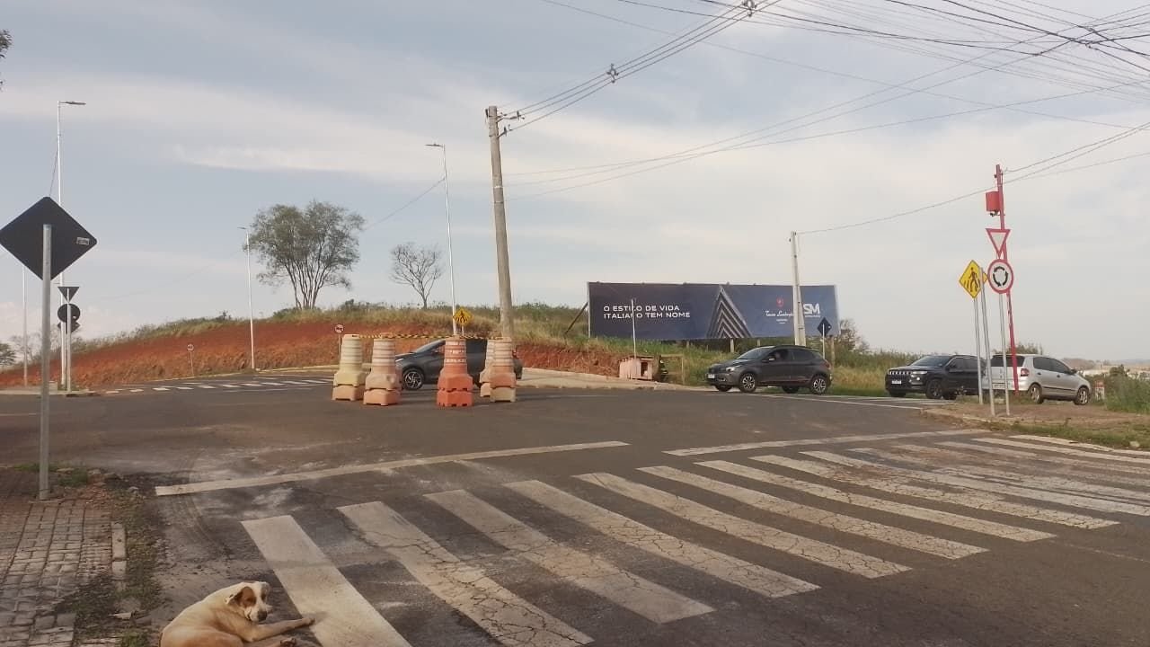 Rotatória provisória é instalada no cruzamento das ruas Condá e Tapajós em Chapecó