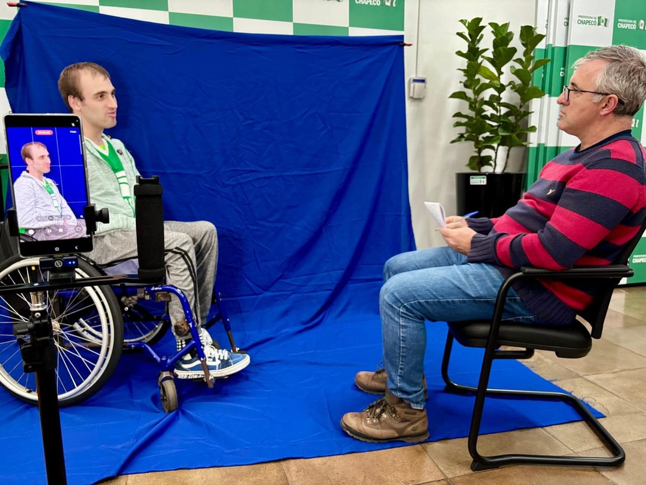 Atleta Kalled Oro une xadrez e programação nos Parajasc em Chapecó