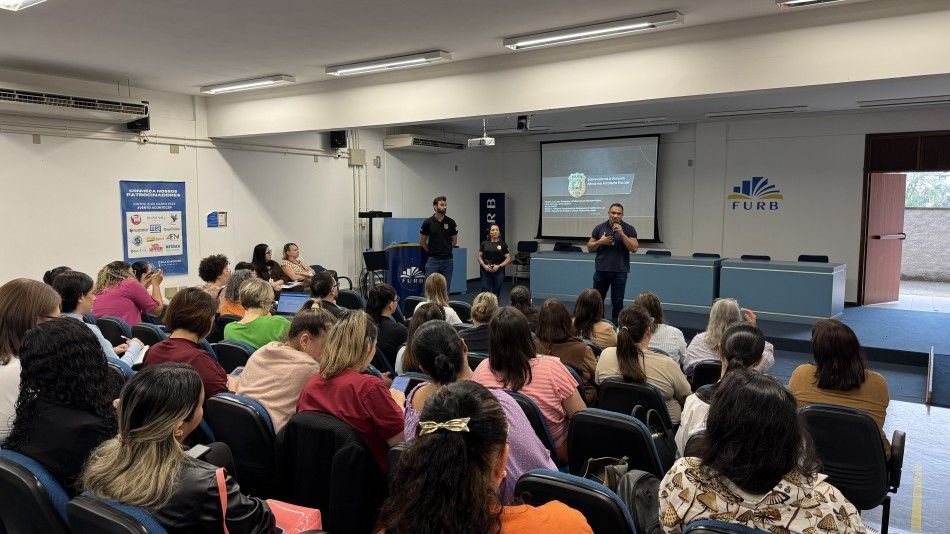 Blumenau capacita profissionais da rede municipal para situações de violência extrema