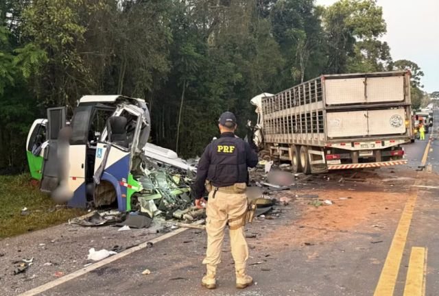 Colisão entre micro-ônibus e carreta deixa 22 mortos na BR-373, no Paraná