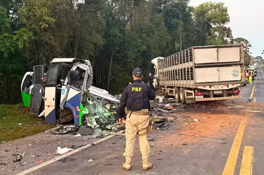 Acidente entre micro-ônibus e carreta deixa 23 mortos na BR-373 em Imbituva