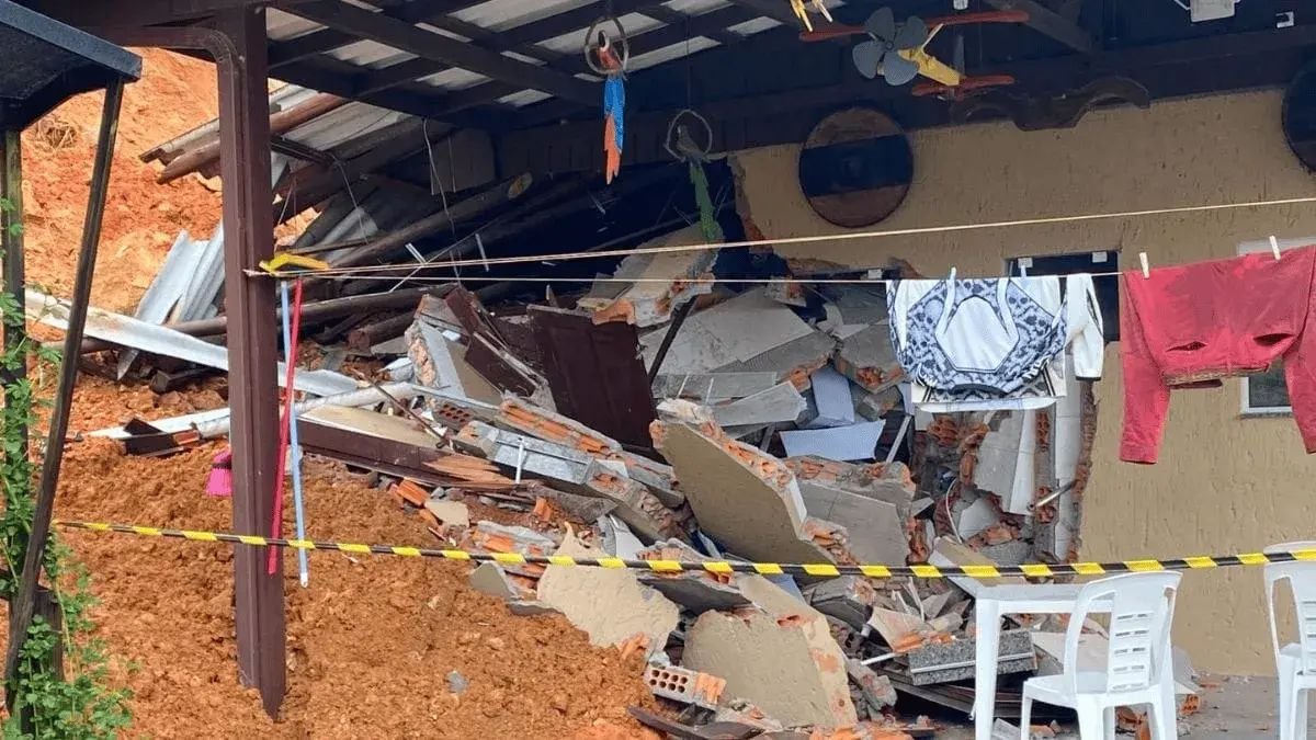 Menina de 10 anos morre após deslizamento em Santo Amaro da Imperatriz