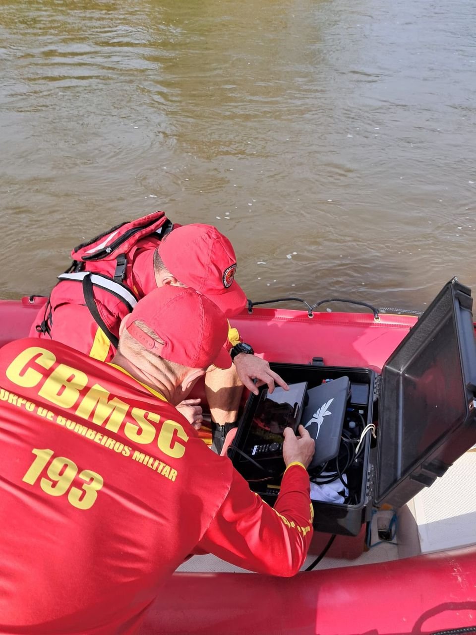 Bombeiros ampliam buscas por criança de 6 anos e homem desaparecidos em SC