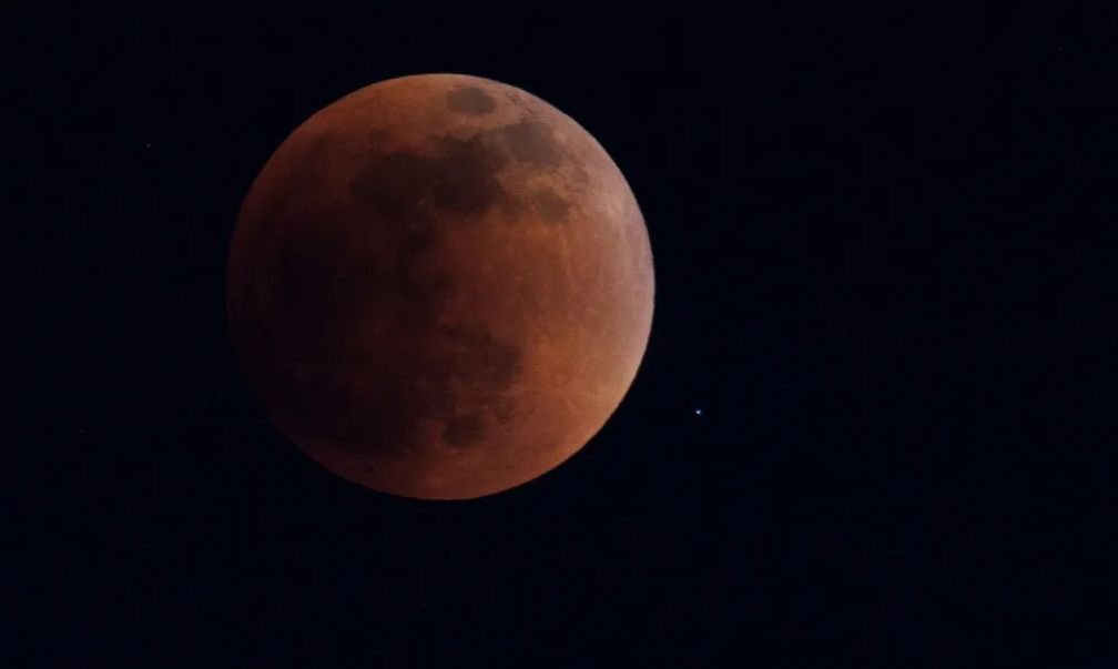 Eclipse lunar parcial será visível em todo o Brasil na madrugada de sexta-feira
