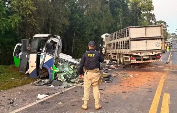 IML mobiliza equipes de três cidades para identificar vítimas de acidente no Paraná