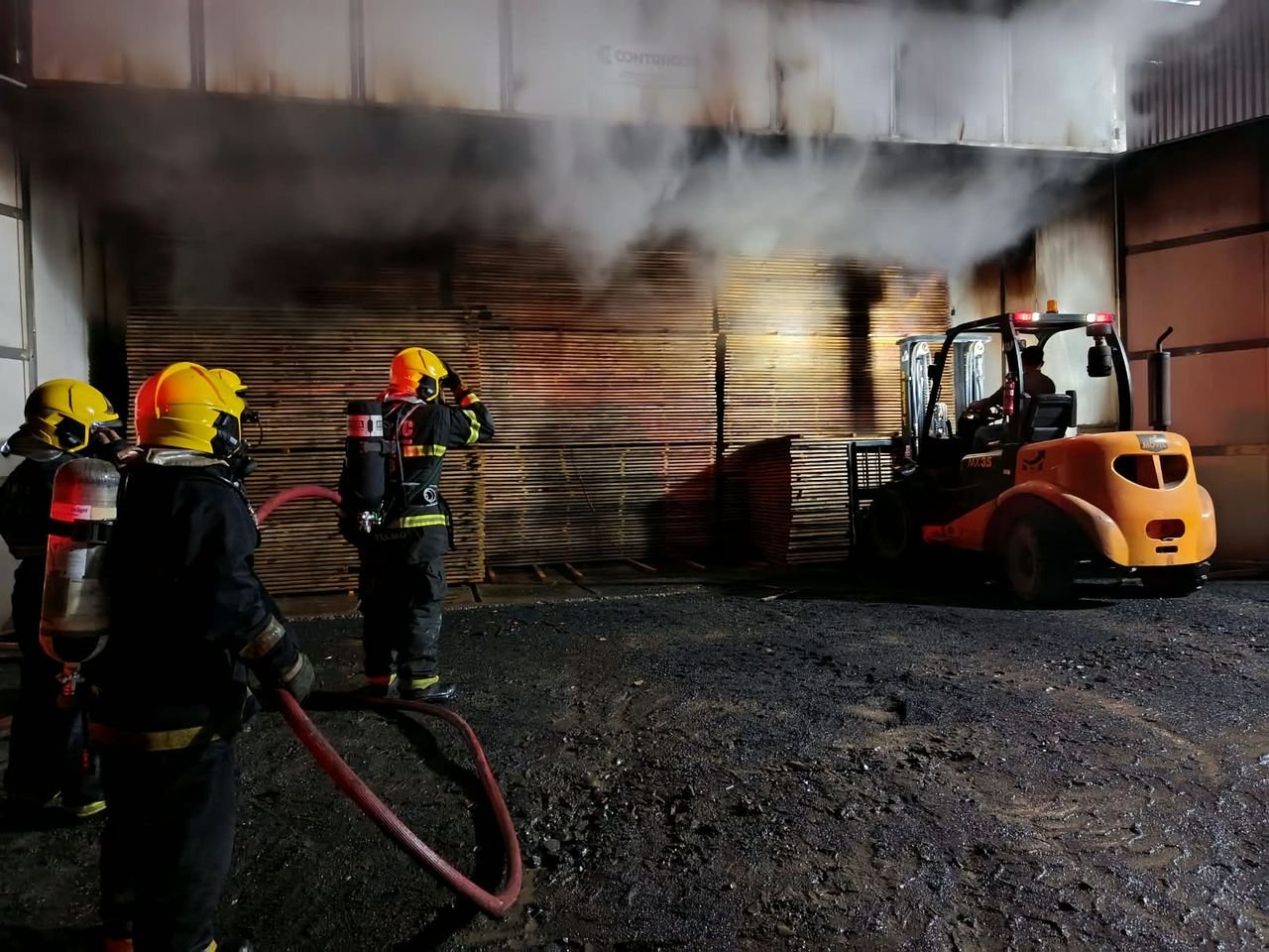 Incêndio atinge estufa de secagem de madeira em Santa Cecília