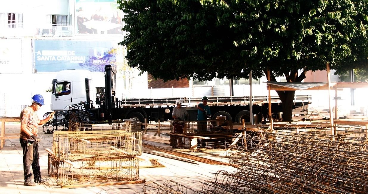 Início das obras da cobertura da Praça João Costa em Lages