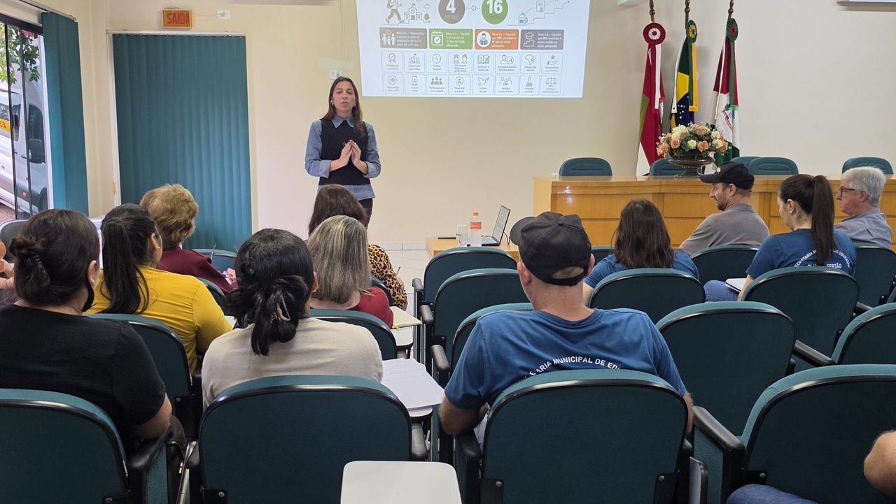 Flor do Sertão discute planejamento educacional e atualização do PME