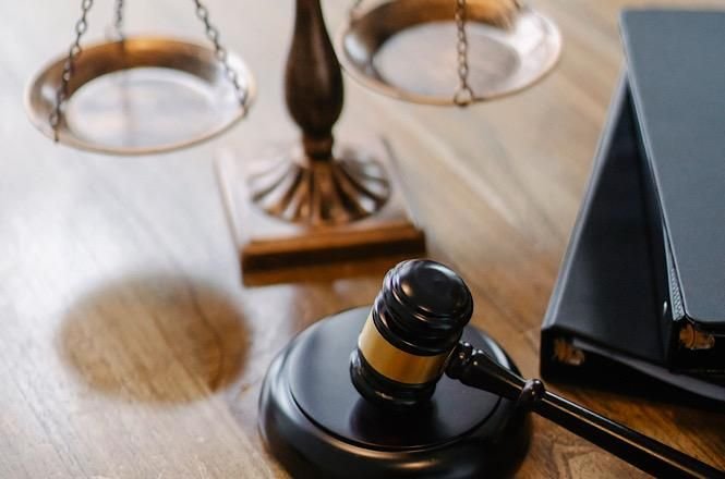 Mulher é condenada por estelionato após se passar por adolescente em Joinville