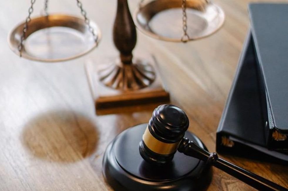 Mulher condenada por estelionato após se passar por adolescente em Joinville