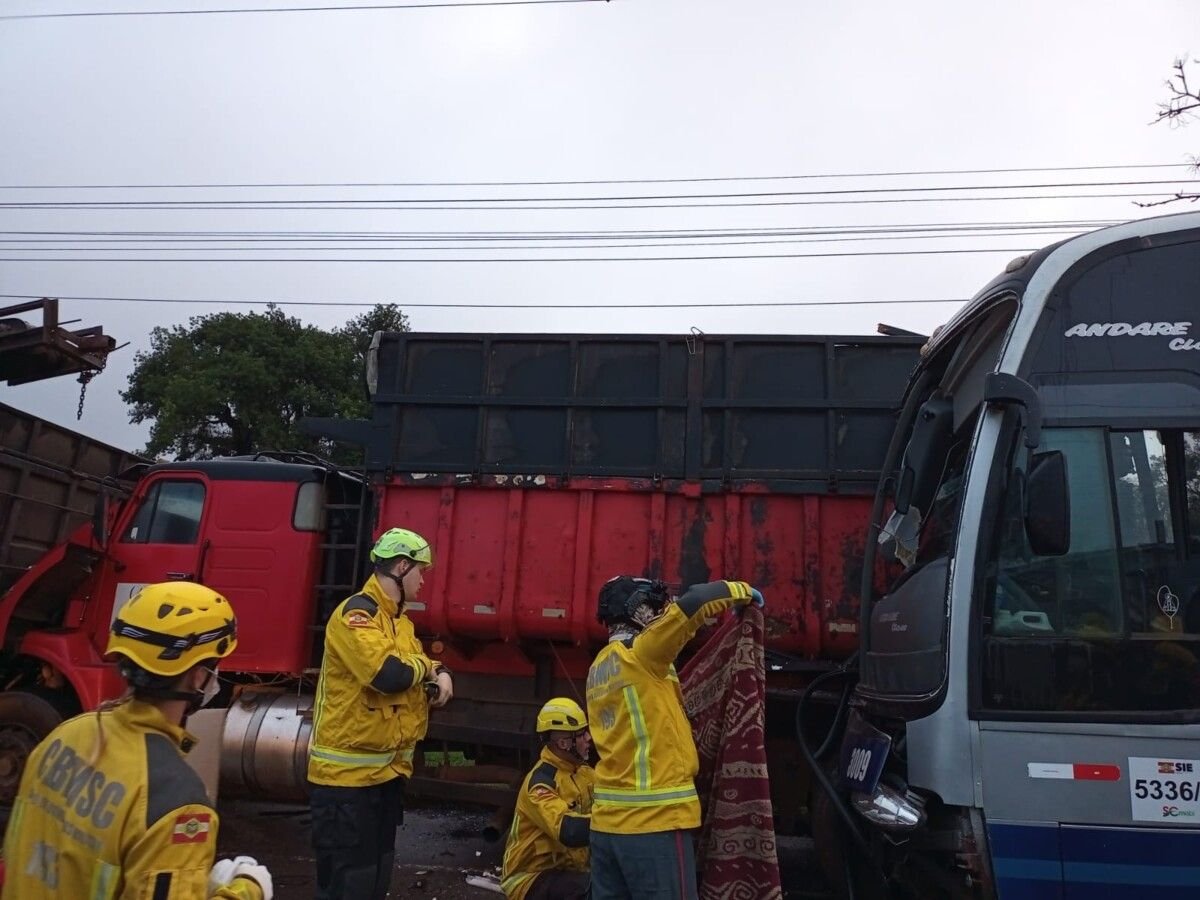 Acidente entre ônibus e caminhões deixa 23 feridos em Xanxerê, SC