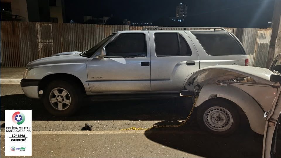 Motorista é hospitalizado após colisão de Fusca em veículos estacionados em Xanxerê