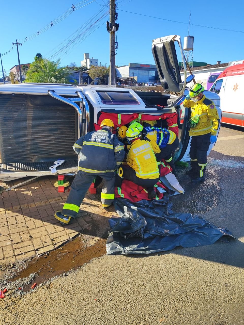 Seis pessoas ficam feridas em colisão entre carro e caminhonete em Chapecó